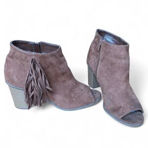New Directions Brown suede peep toe ankle boots with fringe size 8.5